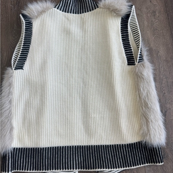 Banana Republic Faux Fur Vest. Women’s size small. New without tags. - Picture 6 of 8